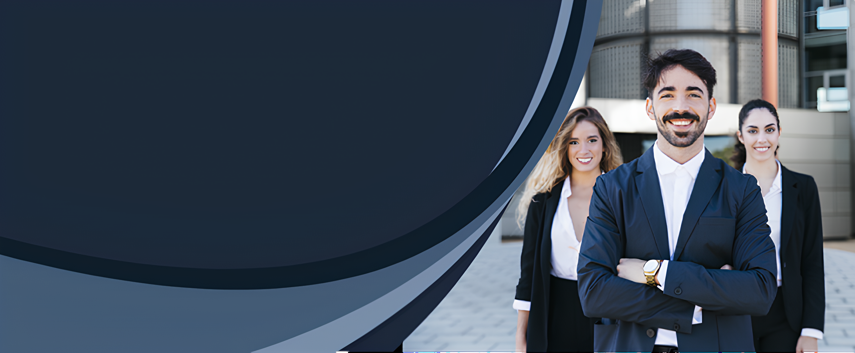 Foto com três pessoas ilustrando corretores